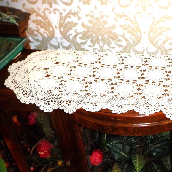 ~~~ Long and Beautiful .... YET is ... Hand Made DOILLY ~~~ 33 x 14 Inches - Picture 1 of 1